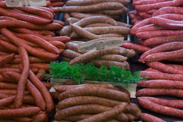 Alertă alimentară majoră – 7.500 de kilograme de cârnați retrași de pe piață din cauza unui risc sever pentru sănătate