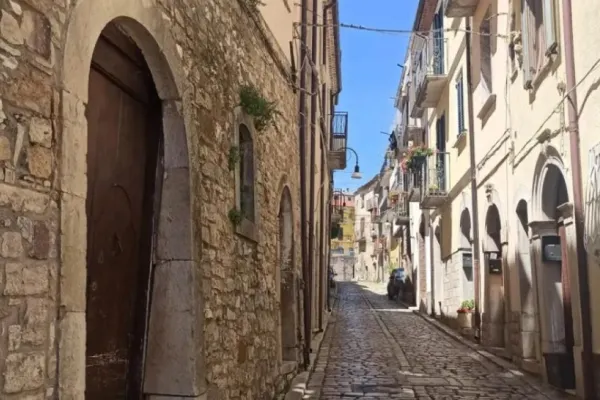 Raiul pentru doi tineri îndrăgostiți. Și-au cumpărat o casă într-un mic sat italian unde proprietățile costă doar un euro și au avut parte de surpriza vieții