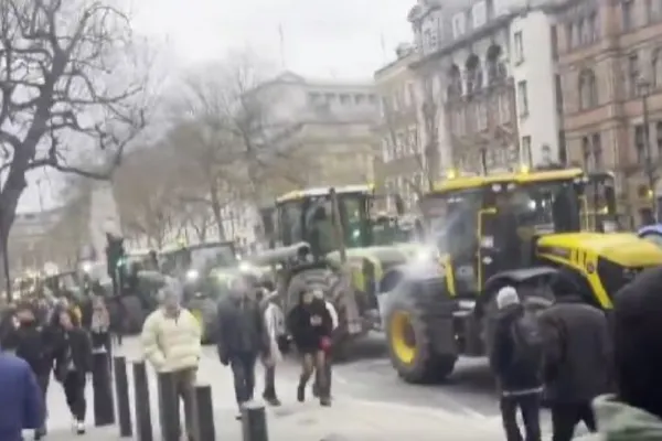 500 de tractoare au blocat COMPLET circulația din Londra. Fermierii protestează împotriva noii taxe