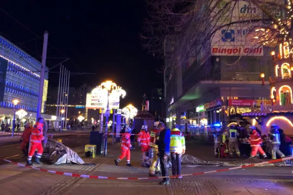 Momente de groază în Germania. O mașină a intrat în plin în mulțimea prezentă la un târg de Crăciun. Peste 60 de persoane au fost rănite. Cel puţin o persoană a murit  VIDEO