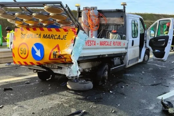 Accident tragic pe A2. O femeie a decedat pe loc după ce s-a izbit cu mașina de un utilaj de marcaje rutiere