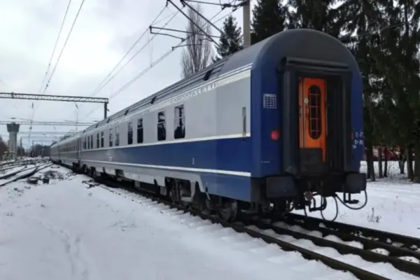 Grav accident feroviar în Olt. Două macarale de mare tonaj vor ridica locomotiva şi vagoanele deraiate