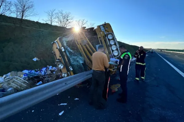 Accident pe A2: Un camion încărcat cu detergent lichid s-a răsturnat pe șosea