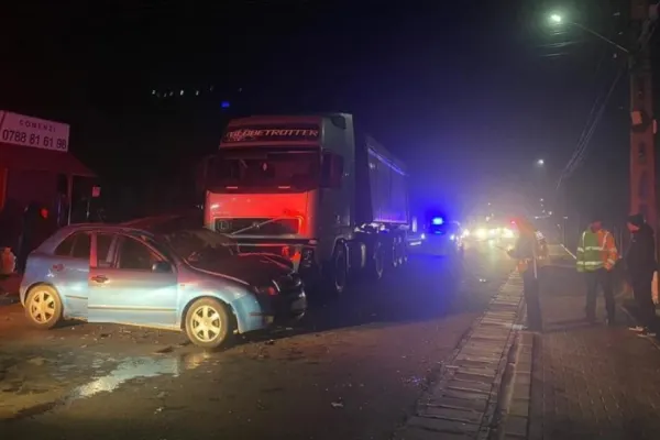 Accident RUTIER în Buzău. Trei tineri au fost răniți în urma coliziunii dintre o mașină și un camion