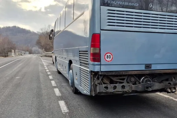 Accident grav în Hunedoara. Un autocar cu 45 de copii a fost luat în plin de un camion