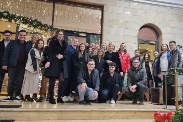 Familia REALITATEA PLUS, distracție pe cinste înainte de Crăciun