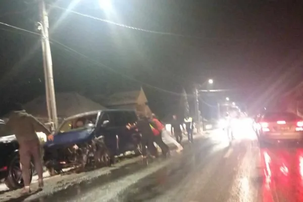 Cinci persoane, printre care un copil de 7 ani, implicate într-un accident între o maşină şi un microbuz - VIDEO