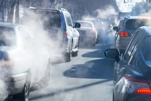 Aerul pe care îl respirăm: poluarea urbană între sănătate publică și responsabilitate administrativă