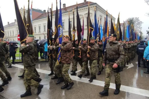 A doua țară europeană care reintroduce serviciul militar obligatoriu. Războiul declanșat de ruși în Ucraina i-a speriat pe oficiali