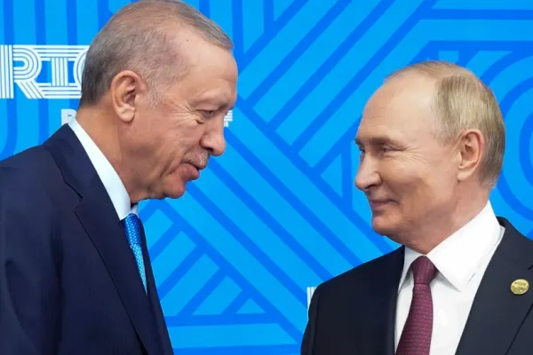 Criza din Siria, discutată de Erdogan și Putin prin telefon, în timp ce rebelii își continuă ofensiva