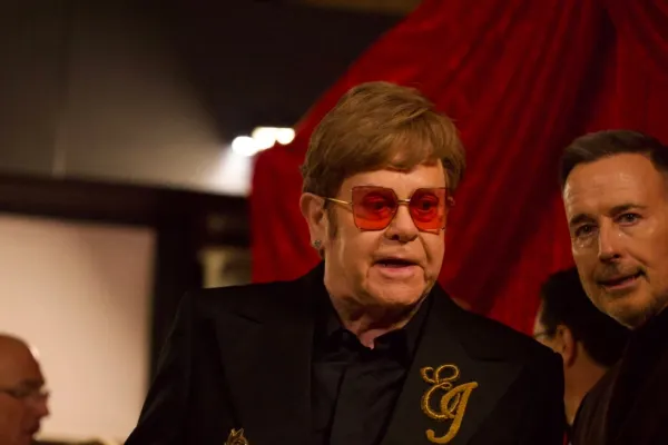 Elton John, probleme grave de sănătate. Veteranul pop-ului britanic nu mai poate urca pe scenă , pentru moment