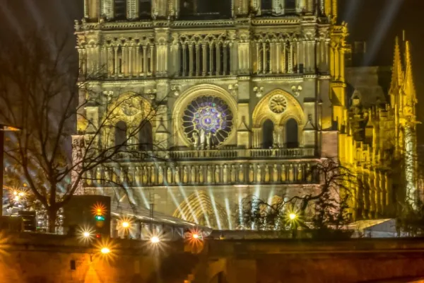 Zeci de șefi de stat, de guverne şi capete încoronate participă la redeschiderea Catedralei Notre-Dame. Trump și Zelenski sunt prezenți la eveniment