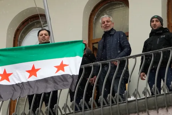 O nouă eră pentru Siria: Steagul opoziției a fost arborat pe ambasada din Rusia