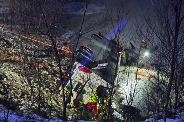 Accident înfiorător, în a doua zi de Crăciun: 3 morți, după ce autocarul a plonjat într-un lac