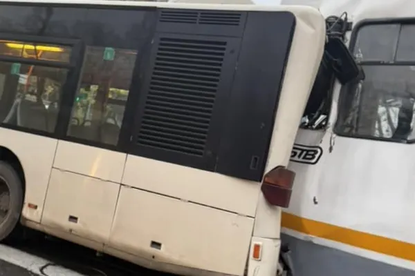 Accident între un tramvai și un autobuz, pe Șoseaua Olteniței din București. Mai mulți călători au ajuns la spital