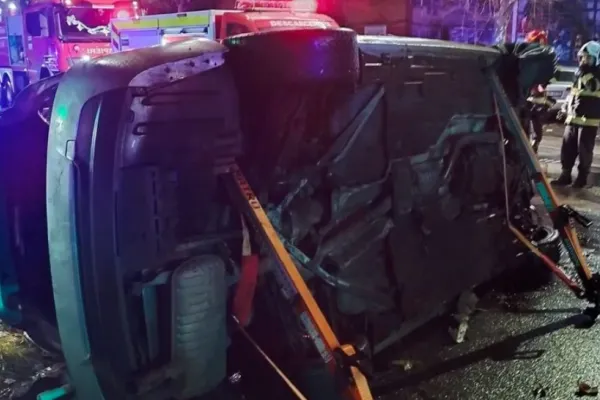 4 persoane, la spital după un accident grav în Râmnicu Vâlcea. O mașină s-a răsturnat și a lovit alte două vehicule parcate FOTO