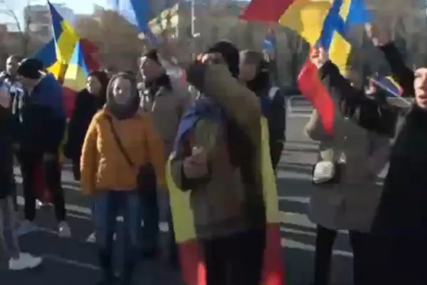 A șaptea zi de PROTESTE în Piața Victoriei. Zeci de oameni au plecat în marș către Cotroceni, alții au protestat pe scările CAB