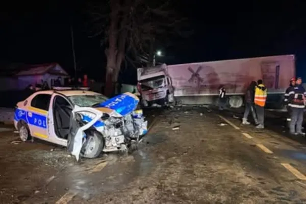Accident grav, cu o mașină a Poliției aflată în misiune. 2 polițiști răniți, după ce mașina a fost lovită în plin de un TIR- VIDEO