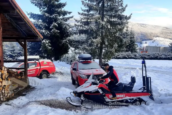 „Zi de foc” pe pârtie, la Cavnic: 9 turiști accidentați, într-o singură zi. Un câine a ajuns la veterinar după ce a fost lovit de un schior