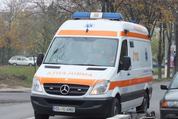 Tânăr, la spital cu răni grave după ce a fost lovit de TIR: accident cutremurător la Bacău