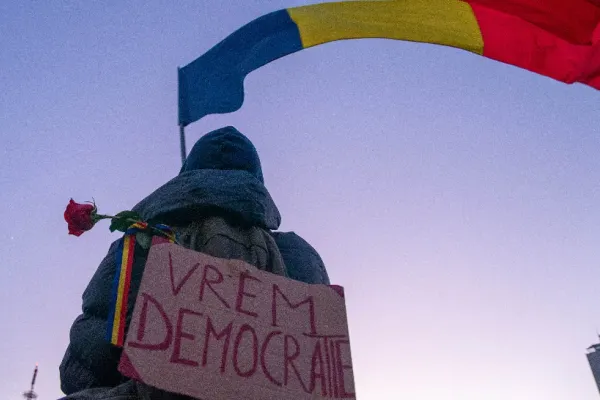 A opta zi de proteste în fața CAB: revolta cuprinde țara, la o lună de la anularea alegerilor prezidențiale