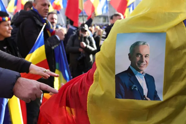 Manifest pentru democrație. Oamenii s-au adunat în Piața Victoriei, de ziua lui Călin Georgescu. George Simion a fost în mijlocul românilor. Realitatea PLUS, alături de patrioți - VIDEO și TEXT