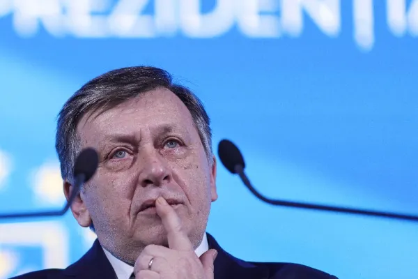 Se retrage Crin Antonescu în favoarea lui Ilie Bolojan? Ce a răspuns candidatul care a avut ultimii 10 ani ocupați cu concediul