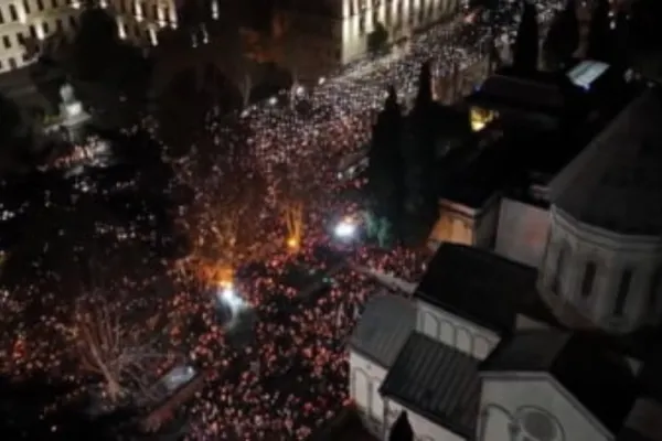 Continuă protestele de amploare pentru aderarea la UE. Mii de oameni au mărșăluit în fața Parlamentului