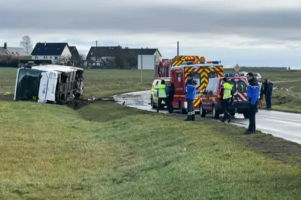 Accident rutier DEZASTRUOS: o adolescentă de 15 ani a murit și zeci de elevi au fost răniți după ce un autobuz școlar s-a răsturnat