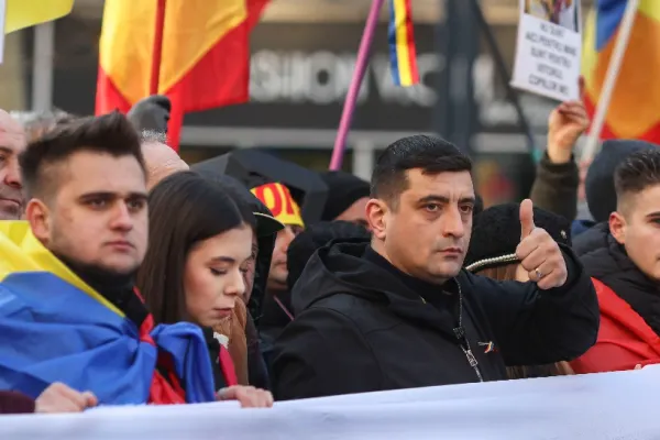 George Simion protestează vineri în Piaţa Victoriei, pentru alegeri corecte şi plecarea lui Iohannis