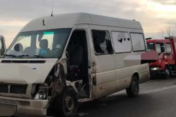 Microbuz cu 8 persoane, implicat într-un accident cu un camion în județul Neamț. Un copil de 5 ani a ajuns la spital
