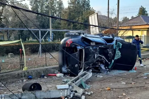 Accident grav în Olt, soldat cu un mort și 3 răniți. Șoferul vinovat s-a urcat BĂUT la volan și a intrat cu mașina într-un stâlp