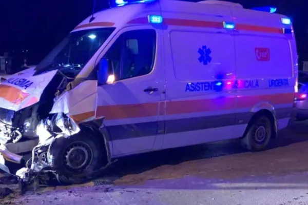 Copil de 16 ani, implicat într-un accident auto. A intrat cu mașina într-o ambulanță care transporta un pacient