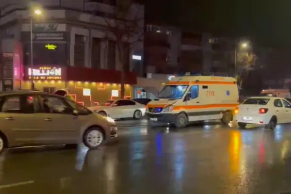 Pieton lovit de o ambulanță care transporta un pacient în stare gravă
