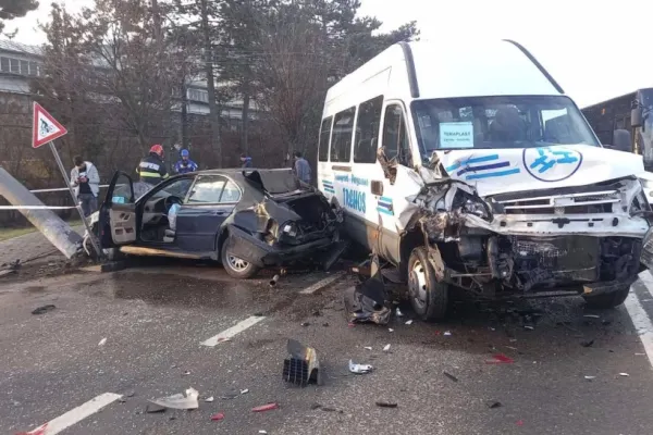 Accident nimicitor, în Bistrița: după impactul cu un microbuz, mașina a fost aruncată în alt autoturism și s-a oprit în stâlp. Un pieton, rănit de firele smulse