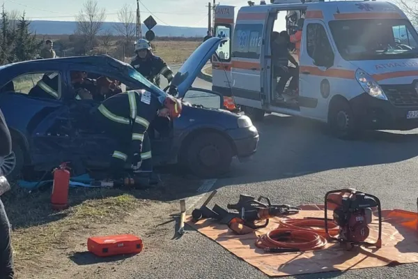 Accident grav pe DN 67, în Gorj: un autoturism și un camion au intrat în coliziune