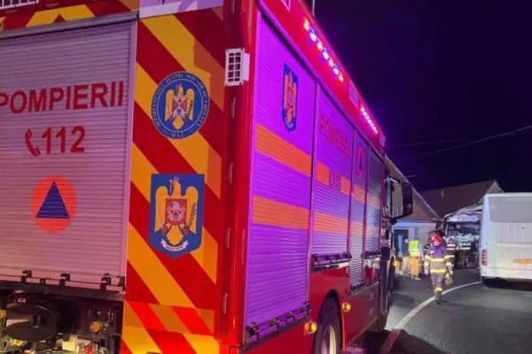 Accident grav, pe DN1: un mort și 7 răniți, după ce un autocar cu pasageri a intrat în plin într-un TIR