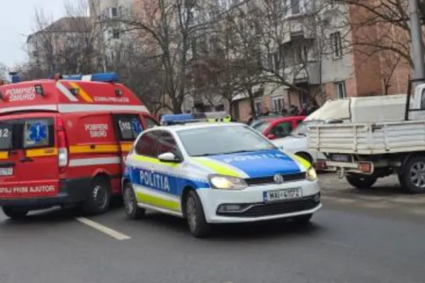 Accident rutier cu 3 mașini implicate. Șoferul care a provocat coliziunea s-a simțit rău la volan