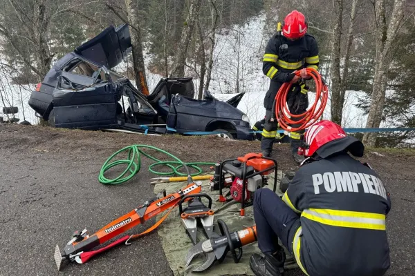 Accident grav în Suceava. Un microbuz a ieșit în afara carosabilului. Un bărbat de 32 de ani a MURIT - planul ROȘU, activat