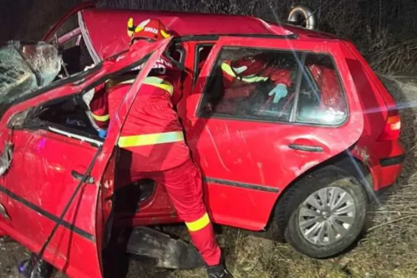 Accident tragic pe DN1. Un tânăr a murit, după ce s-a răsturnat cu mașina. Salvatorii au intervenit cu echipele de descarcerare