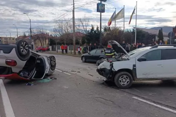 Accident în municipiul Piatra Neamț. O autospecială neinscripționată a Poliției a intrat în coliziune cu un autoturism