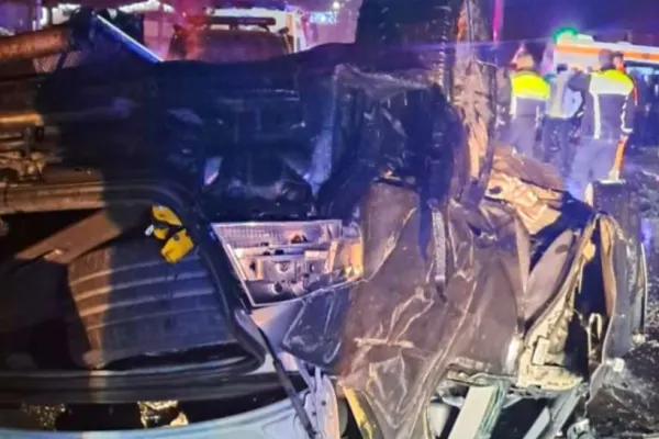 Accident în miezul nopții. Doi tineri teribiliști s-au răsturnat cu mașina