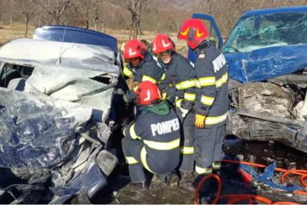 Accident grav pe DN 68. Un bărbat și-a pierdut viața în urma coliziunii dintre un microbuz și un autoturism