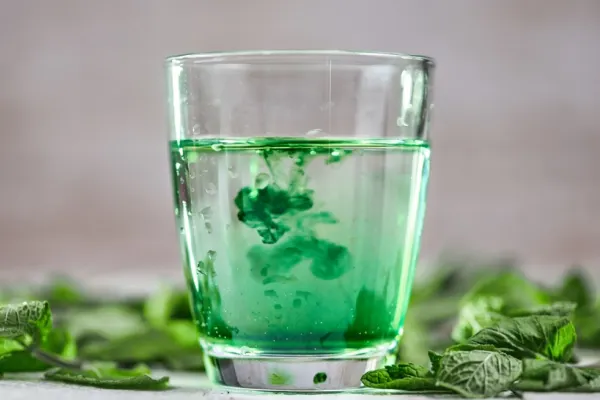 Apa cu clorofilă: Beneficii uimitoare în sănătate! A devenit rapid un trend în lumea wellness
