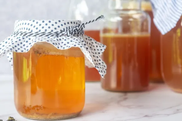 Kombucha, o băutură fermentată pe bază de ceai, a câștigat popularitate datorită presupuselor sale beneficii pentru sănătate. Ce trebuie să știi