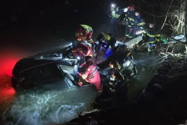 Un viceprimar de comună a făcut accident cu mașina și a fugit de la fața locului. A lăsat 3 oameni răniți pe șosea VIDEO
