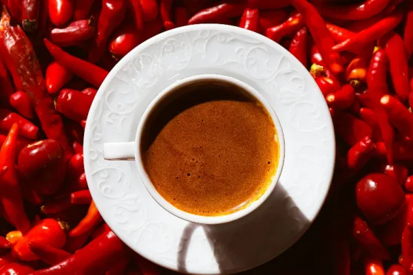 Condimente recomandate pentru cafea. Ce poți pune în ceașca ta, pentru o aromă aparte și beneficii pentru sănătate. Le ai pe toate în bucătărie