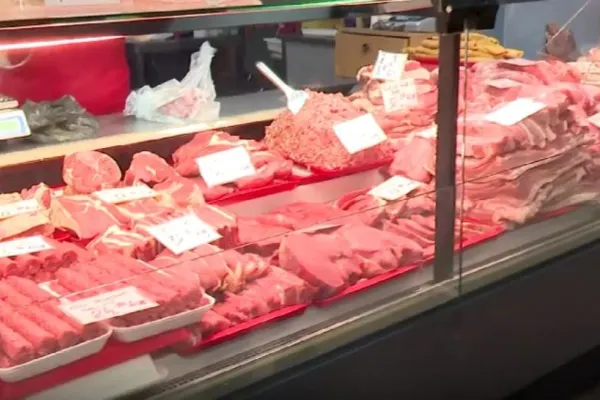 Importăm masiv alimente. Cum dispar produsele românești