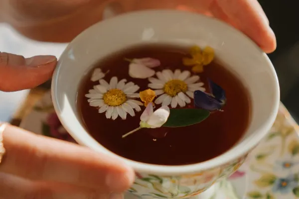 Ceaiul care ar putea ajuta la reducerea stresului. Este un elixir pentru sănătate și conține doar o banală plantă