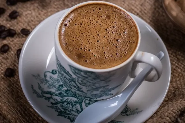 De ce nu trebuie să-ți reîncălzești niciodată cafeaua: riscuri pentru sănătate și gust